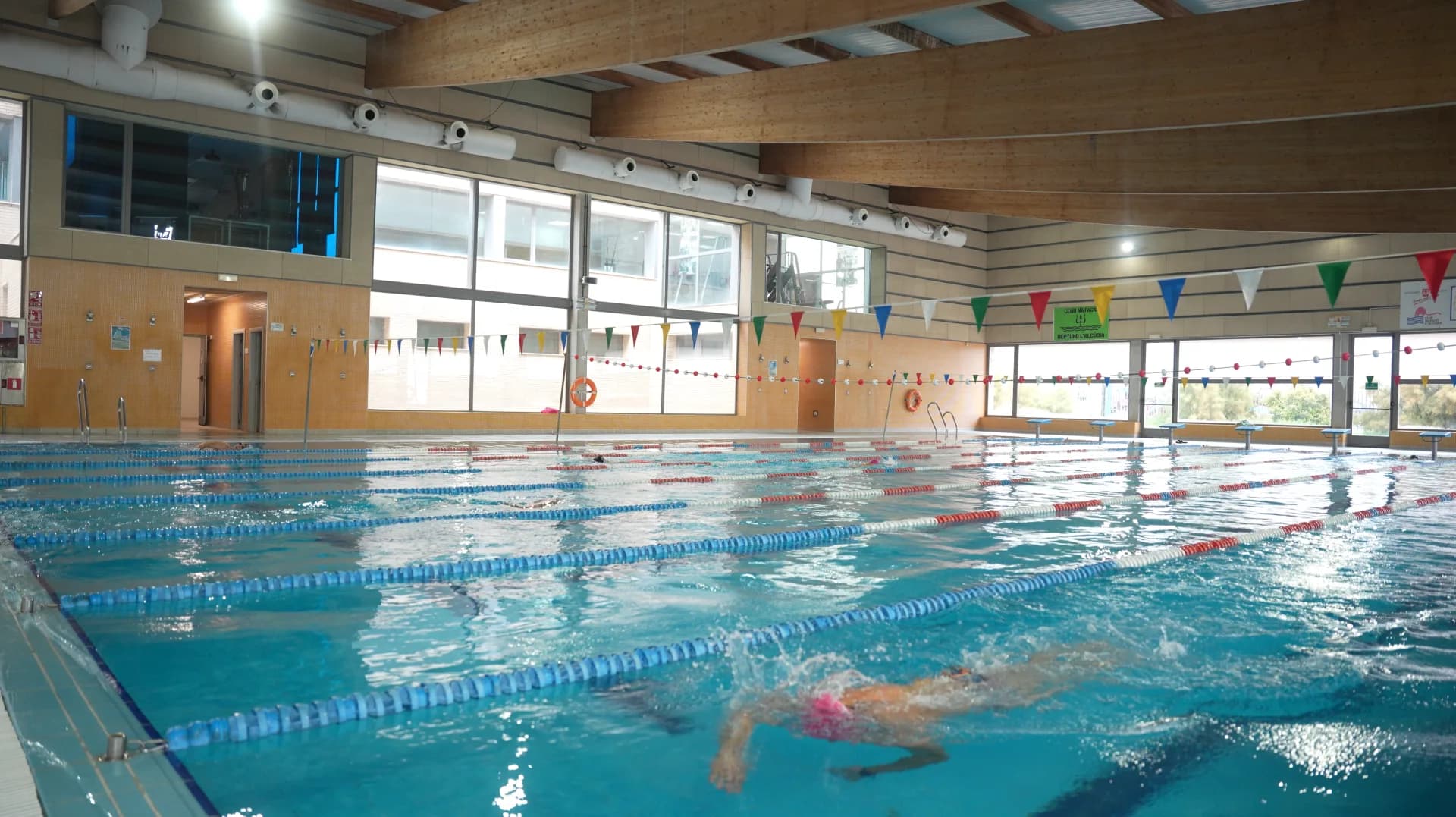 Classe d'activitat aquàtica en piscina coberta