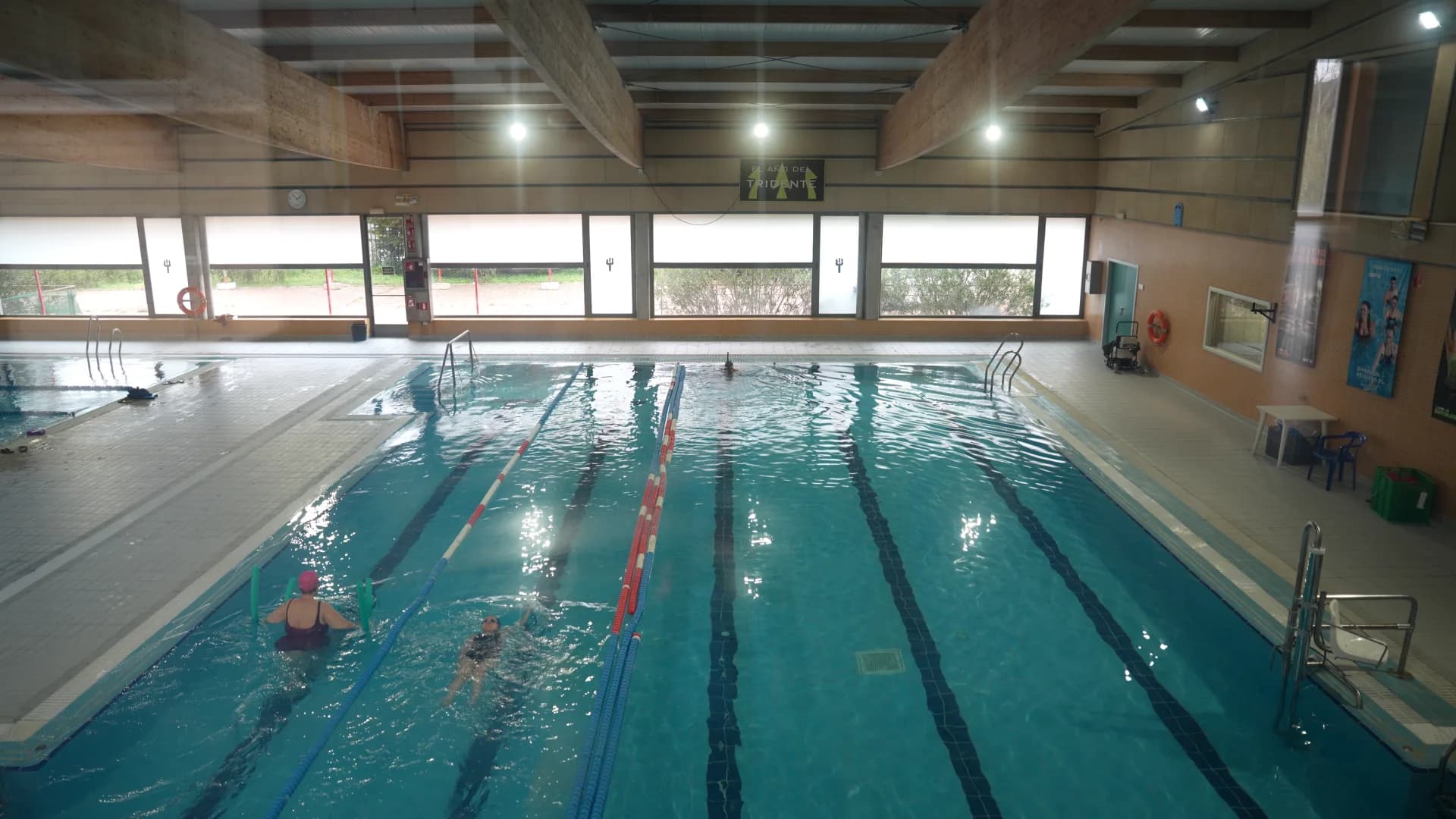 Carrils de piscina coberta preparats per a l'activitat