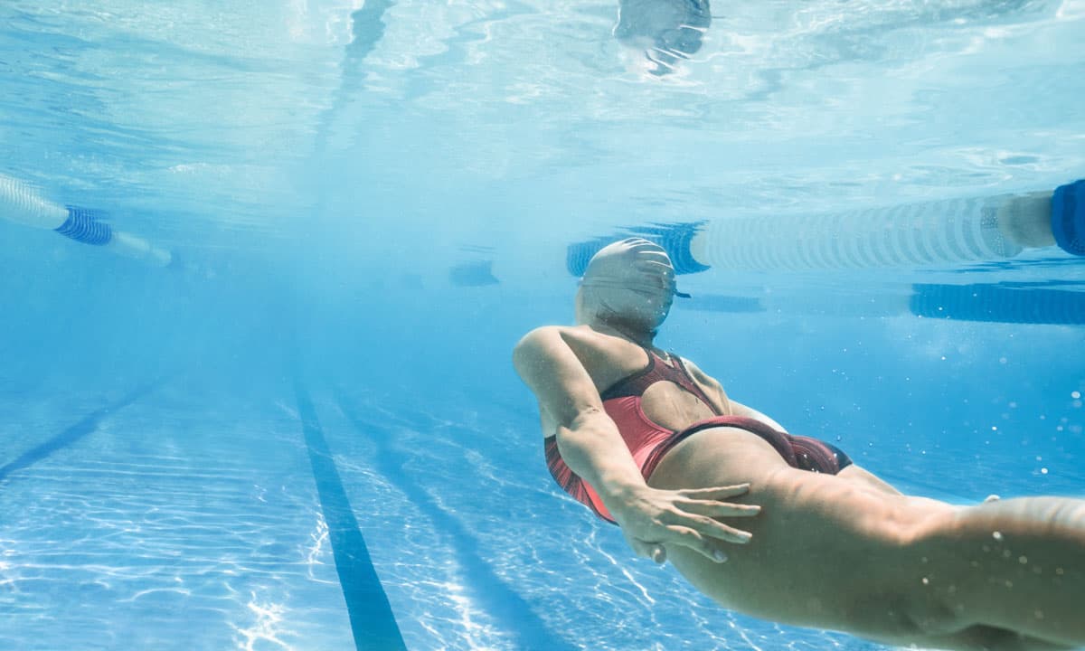 Piscina coberta amb activitat esportiva